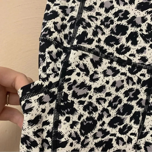 Zyia Active Black White Snow Leopard Print Brilliant Pocket Workout Leggings - Picture 10 of 12